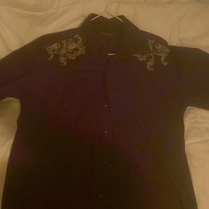 Men’s long sleeve shirt. Very very comfortable and nice fabric